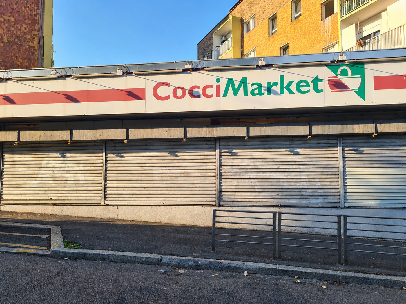 Rideau métallique d'un commerce à Paris sans tags et graffitis