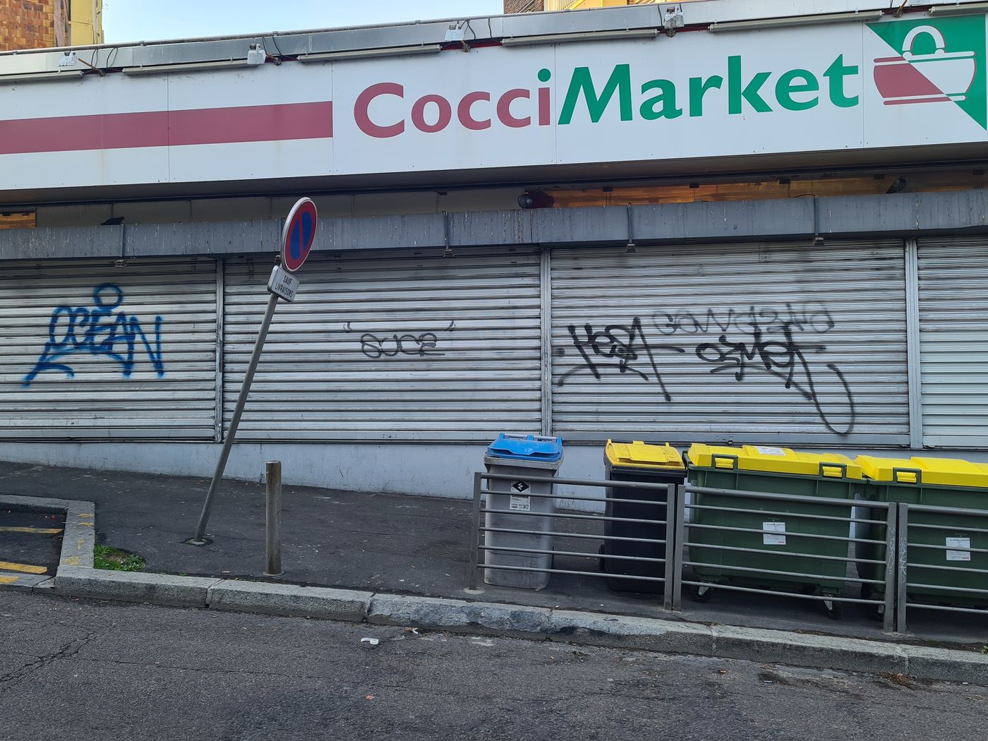 Rideau métallique d'un commerce à Paris avec des tags et graffitis